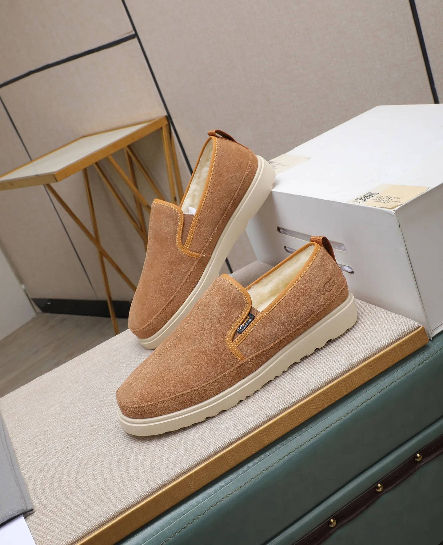 Men's men's shoes 💰560 (full genuine wool lining, 10% off for fake ones) Please note the quality of the original order and compare the thickness of the wool 🏮🏮 Popular UGG men's shoes from Australia's warm luxury brand, the official website is synchronized, Beckham men's style..., made of imported top-layer waxed cowhide, waxed toe box, Australian real wool velvet lining Carefully sewn...Imported rubber Martin boots outsole (comfortable, soft, wear-resistant) The quality is really great...Exquisite workmanship, you can't put it down at first sight, size 39-44 (38 45 custom-made)